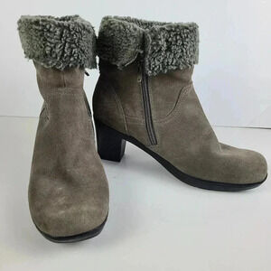 Clarks bendables grey suede booties